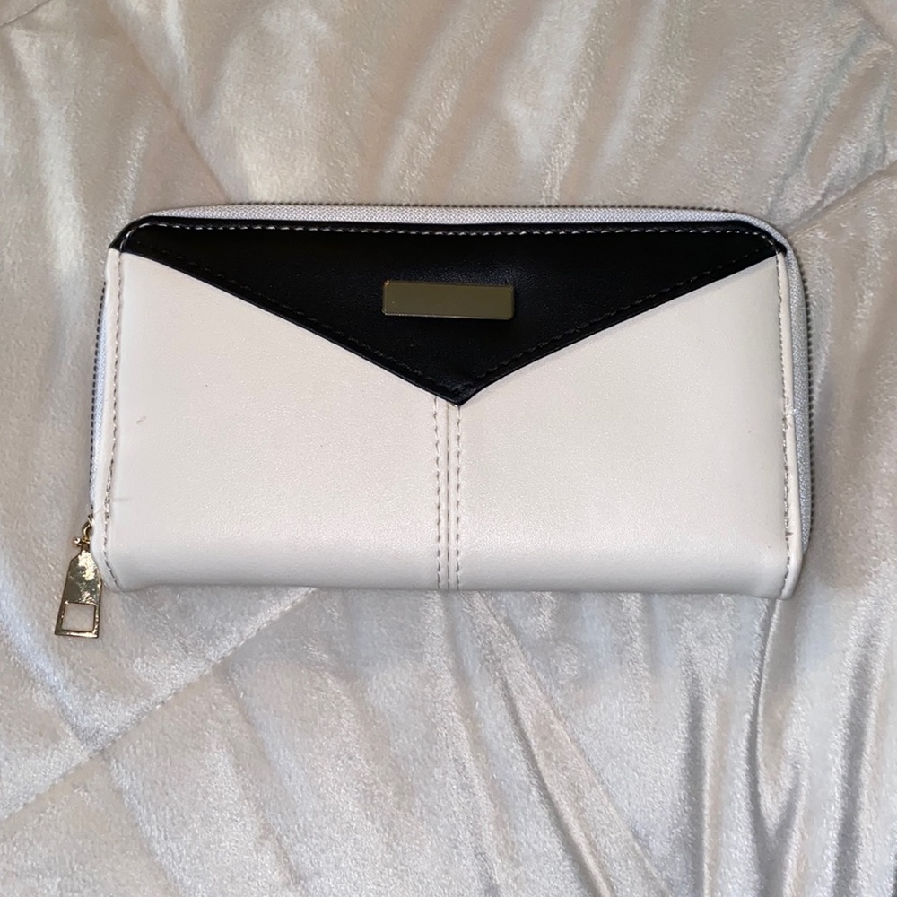 Black n white wallet.